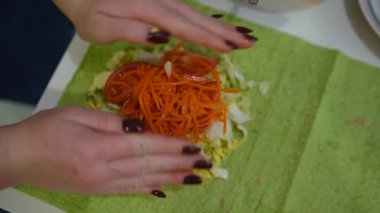 Kız yeşil pide shawarma pişiriyor. Yüksek kaliteli FullHD görüntüler