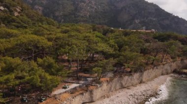 Fethiye, Oludeniz 'de şeffaf mavi deniz. Mavi göl. Yüksek kalite 4K görüntü İHA çekimi