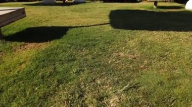 Otelin etrafında mayo giymiş bir kadın oturuyor. İnsansız hava aracı görüntüleri. Yüksek kaliteli FullHD görüntüler