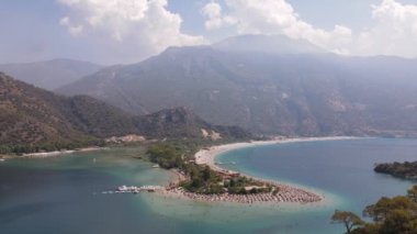 Oludeniz, Fethiey 'deki gösteriş yeri Mavi Göl' ün hava manzarası. Yüksek kalite 4k görüntü