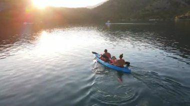 Aile kanoya biniyor. Mavi renk. Aktif dinlenme. Oludeniz, Mavi Göl. Yüksek kalite 4k görüntü