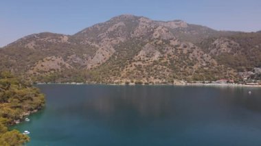 Gök mavisi denizin panoramik manzarası, dağlar ve yeşillikler. İHA atışı. Yüksek kalite 4k görüntü