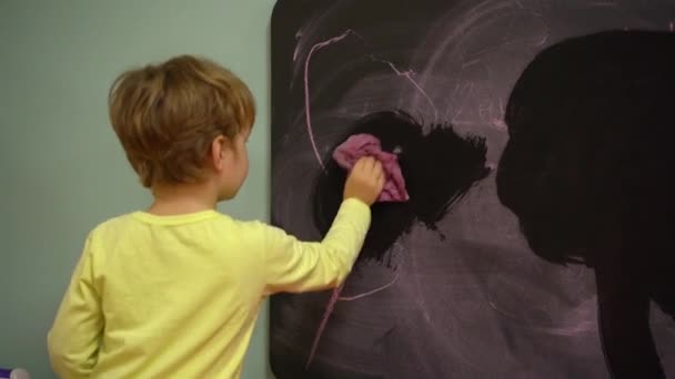 Αγόρι Σκουπίζει Την Κιμωλία Από Τον Πίνακα Ένα Υγρό Σφουγγάρι — Αρχείο Βίντεο