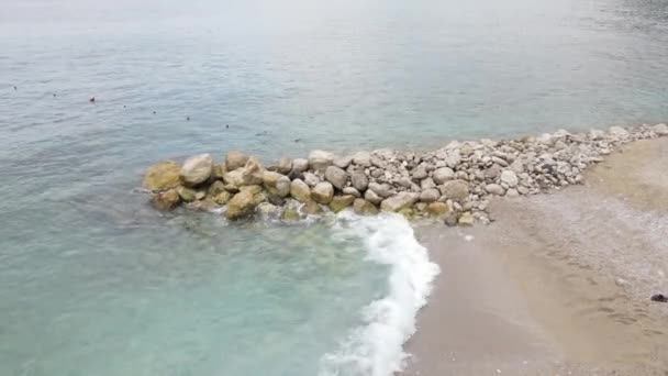 Aerial View Waves Hitting Rocks Beach High Quality Footage — Stock video