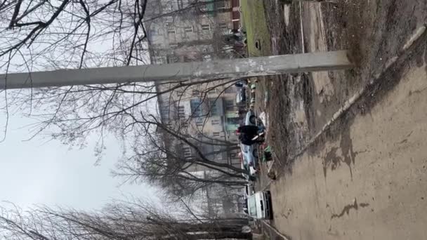 Mariupol Ukraina 2022 Människor Jakt Efter Vatten Mat Kriget Med — Stockvideo