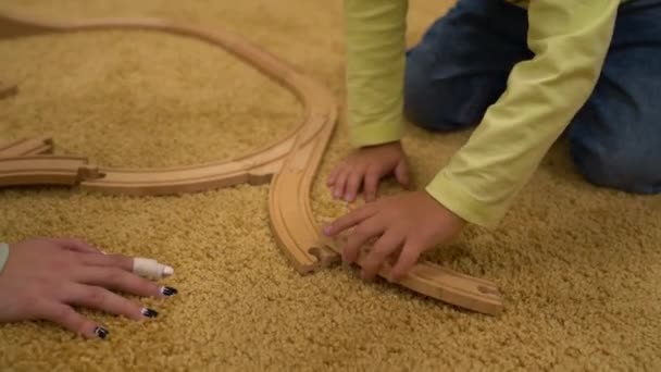 Çocuk Oyuncak Bir Tren Yolu Inşa Ediyor Yüksek Kaliteli Fullhd — Stok video
