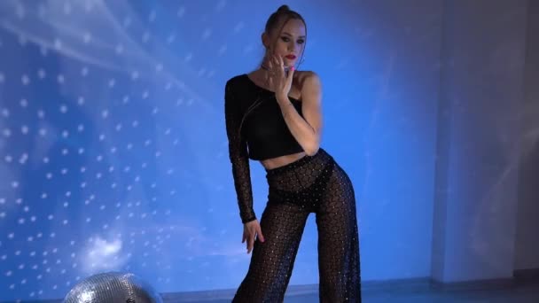 Een Sexy Meisje Achtergrond Van Een Prachtig Blauw Neon Licht — Stockvideo