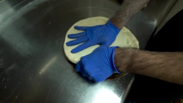 Szef Kuchni Pracuje Kształtuje Mąkę Pizzę Kuchenka Robi Pizzę Wysokiej — Wideo stockowe