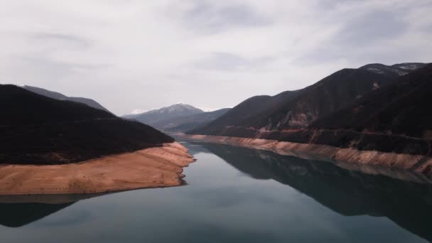 Zhinval Reservoir Georgien Zwischen Bergen Tag Des Frühlings Luftaufnahme Hochwertiges — Stockvideo