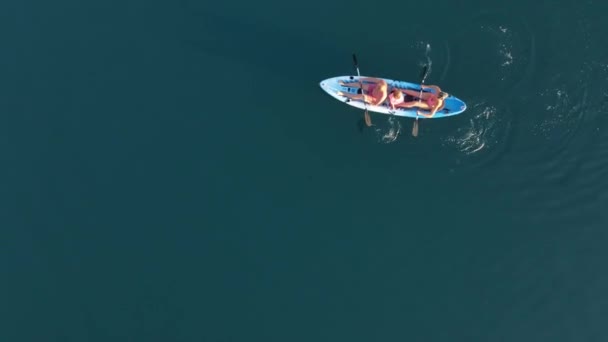 Vista Dall Alto Sulla Canoa Blu Famiglia Rilassati Filmati Alta — Video Stock