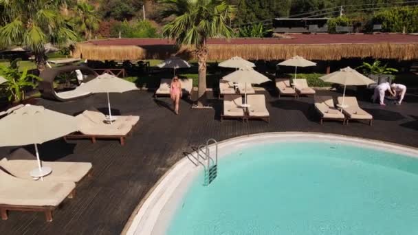Girl Walks Pool Red Swimsuit Hotel Fethiye High Quality Fullhd — Stock Video