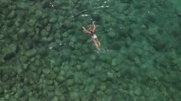 Girl White Bathing Suit Swims Mediterranean Sea Clear Water Lot — Stok video