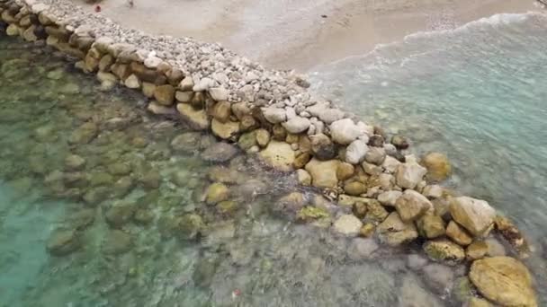 Waves Hitting Rocks Beach Sun Loungers Umbrellas High Quality Footage — Video