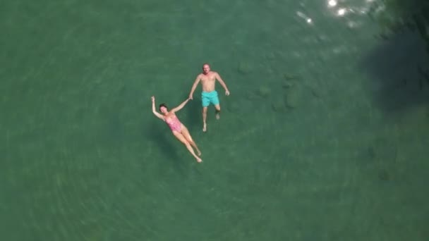 Man Woman Swim Backs Transparent Beautiful Sea Drone Video High — Vídeo de Stock