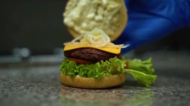 İştah açıcı burger sulu, peynirli ızgara biftek ve üstüne kızarmış soğan. fast food. Fast food, abur cubur. Yüksek kaliteli FullHD görüntüler