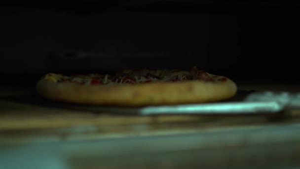 Готову Піцу Виймають Лопатою Випущену Піч Запечена Їжа Високоякісні Fullhd — стокове відео