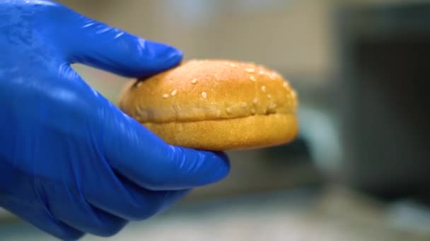 手拿着蓝色手套的人把汉堡包放在桌上 做汉堡包 优质Fullhd影片 — 图库视频影像
