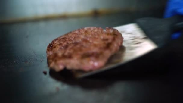 Gătesc Carne Vită Suculentă Pentru Burger Carnea Prăjită Bucătărie Imagini — Videoclip de stoc