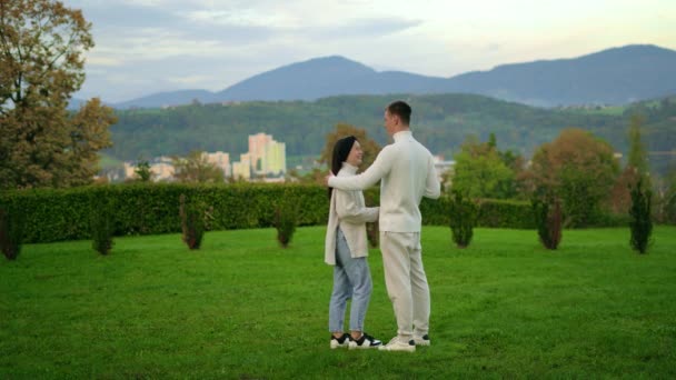 Young Couple White Clothes Stay Mountains Background Hug Each Other — Vídeo de stock