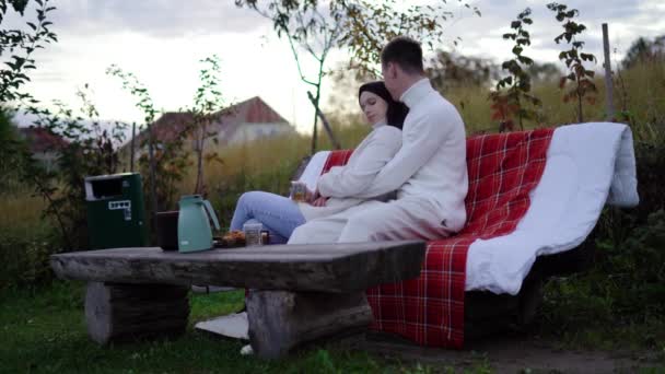 Couple Relaxing Bench Nature Talking Enjoying Relationships Picnic Time Weekend — Vídeo de Stock