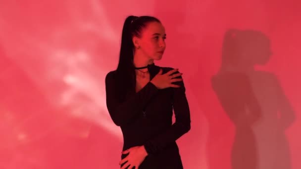Sexy Sexy Meisje Studio Met Rode Neon Lichten Hoge Kwaliteit — Stockvideo