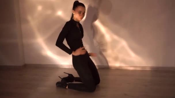 床の上で踊るハイヒールの靴のスリム若い女性は スタジオでのパフォーマンス中にスローモーション 高品質のフルHd映像 — ストック動画