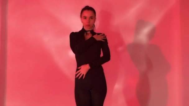 Slanke Jonge Vrouw Hoge Hakken Schoenen Dansen Slow Motion Tijdens — Stockvideo