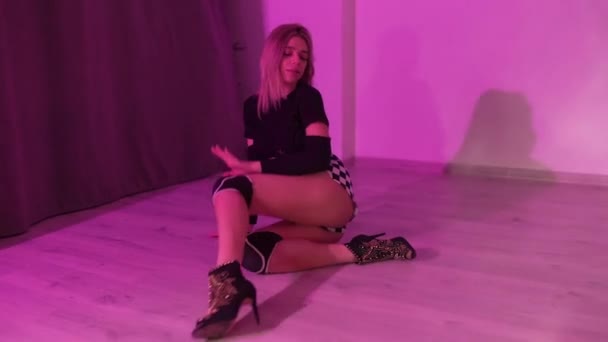 Meisje Hoge Hakken Geruite Shorts Dansend Erotische Dans Studio Achtergrondverlichting — Stockvideo
