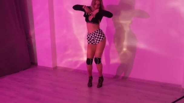 Sensuele Dame Maakt Show Verlichte Schijnwerpers Meisje Geruite Shorts Hoge — Stockvideo