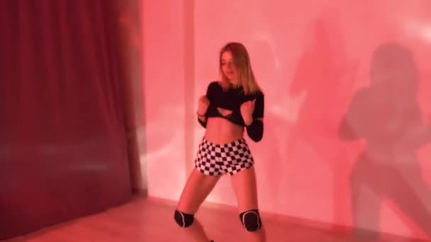 Sexy Woman Szortach Kratę Wysokich Obcasach Tanecznymi Ochraniaczami Kolana Taniec — Wideo stockowe