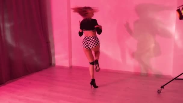 Seksowna Dziewczyna Szortach Kratę Wysokich Obcasach Tanecznymi Ochraniaczami Kolana Tańczącymi — Wideo stockowe