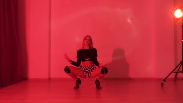 Σέξι Κοπέλα Καρό Σορτς Τακούνια Χορευτικές Επιγονατίδες Χορεύουν Και Περιστρέφονται — Αρχείο Βίντεο