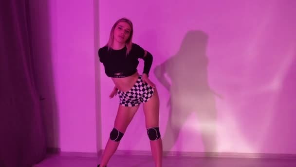 Σέξι Κοπέλα Καρό Σορτς Τακούνια Χορευτικές Επιγονατίδες Χορεύουν Στο Πάτωμα — Αρχείο Βίντεο