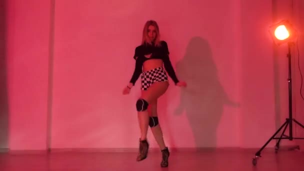 Sexy Κορίτσι Στο Στούντιο Κόκκινο Φως Χορεύει Καρό Σορτς Τακούνια — Αρχείο Βίντεο
