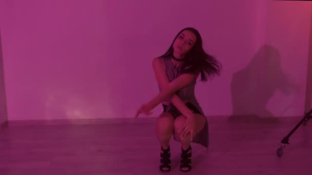 セクシーなブルネットの女の子とともにチョーカーダンスで床の上に赤ネオンの背景でスタジオ 高品質のフルHd映像 — ストック動画