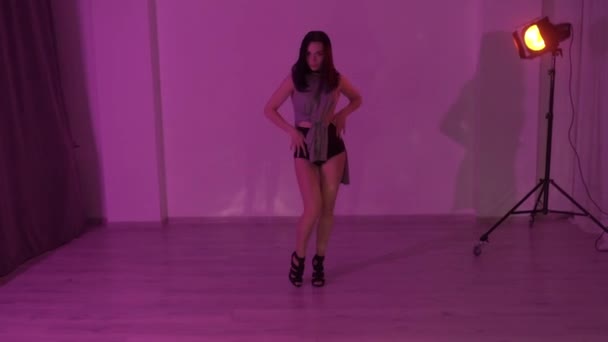 Sexy Brunetka Kobieta Choker Taniec Podłodze Czerwonym Tle Neon Studio — Wideo stockowe