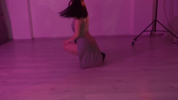 Сексуальная Женщина Удушающим Танцем Полу Красном Неоновом Фоне Студии Высококачественные — стоковое видео