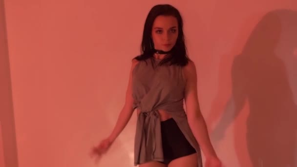 Сексуальная Девушка Черных Каблуках Танцует Полу Студии Красным Освещением Высококачественные — стоковое видео