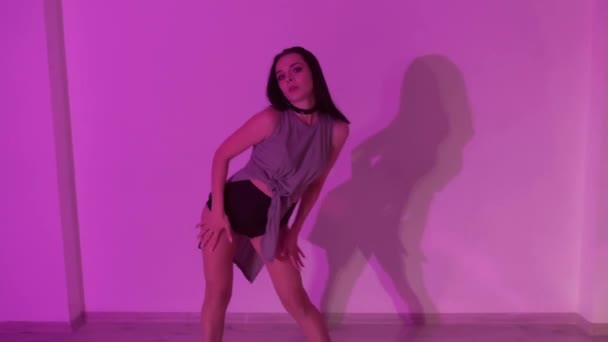 Meisje Met Choker Hoge Hakken Danst Vloer Verlichte Studio Verleidelijk — Stockvideo