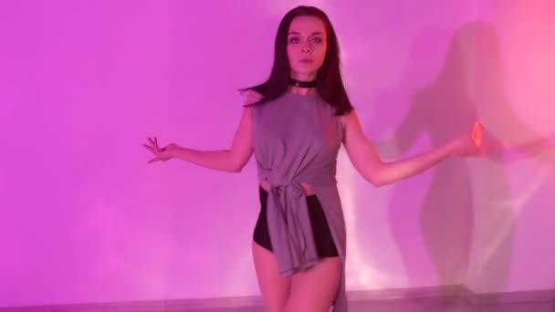 Vrouw Met Choker Hoge Hakken Danst Vloer Verlichte Studio Verleidelijk — Stockvideo