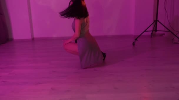 Σέξι Μελαχρινή Γυναίκα Τσόκερ Και Μαύρα Ψηλά Τακούνια Χορεύει Στο — Αρχείο Βίντεο