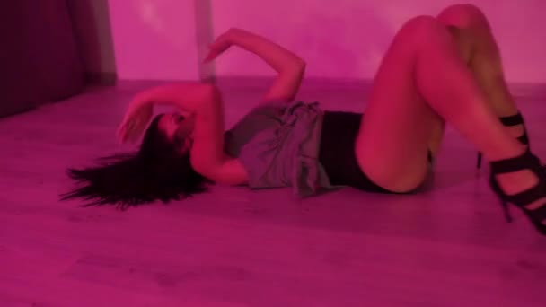 Sexy Brunette Meisje Met Zwarte Hoge Hakken Dansen Vloer Verlichte — Stockvideo