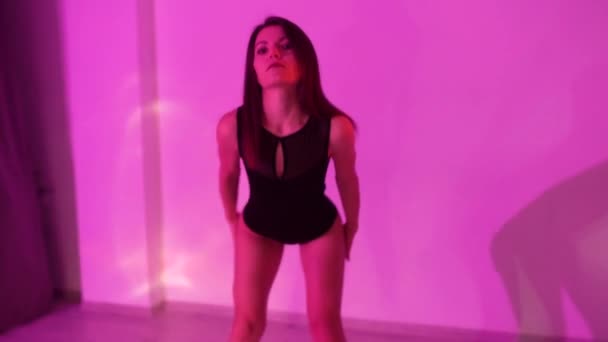 Vacker Sexig Kvinna Som Dansar Passionerat Studio Förföriska Rörelser Kroppen — Stockvideo
