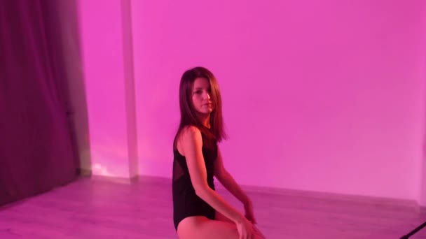Förföriska Rörelser Flicka Studio Vacker Sexig Kvinna Som Dansar Passionerat — Stockvideo