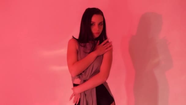 Menina Morena Sexy Com Saltos Altos Pretos Está Dançando Chão — Vídeo de Stock