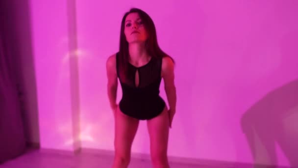 Krásná Sexy Dívka Tančí Vášnivě Svůdné Pohyby Těla Osvětleném Studiu — Stock video