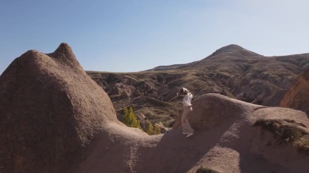 Панорамный Вид Счастливой Девушки Бегущей Скалам Долины Каппадокии Высококачественные Fullhd — стоковое видео
