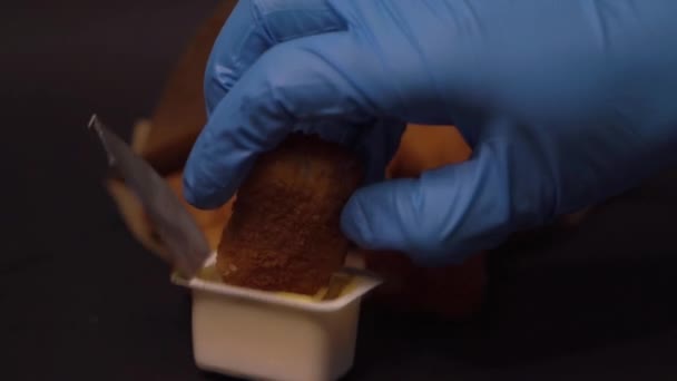 揚げ鶏ナゲットを青手袋で手からソースに浸した 高品質のフルHd映像 — ストック動画