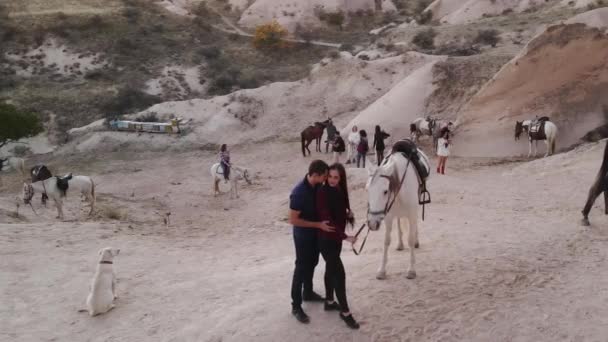 Drónfelvételek Gyönyörű Fiatalokról Cappadociában Kiváló Minőségű Fullhd Felvételek — Stock videók