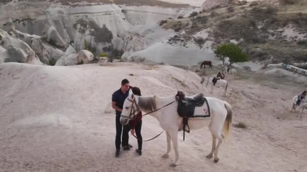 Kapadokya Genç Bir Çiftin Öpüştüğü Görüntüleri Cappadocia Aşk Hikayesi Yüksek — Stok video